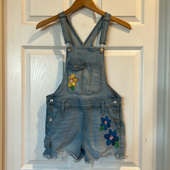 NO BOUNDARIES Juniors Embroidered Denim Shorts Overalls - Picture 2 of 9